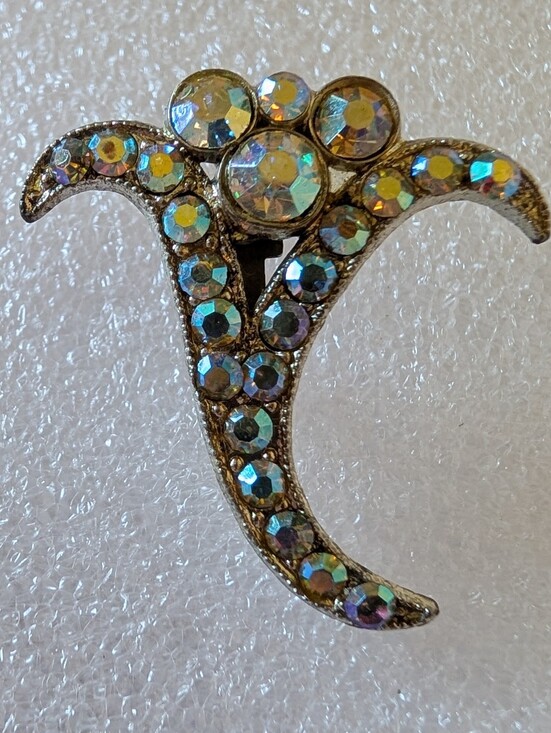 Jewelry - Crystal Brooch Beautiful